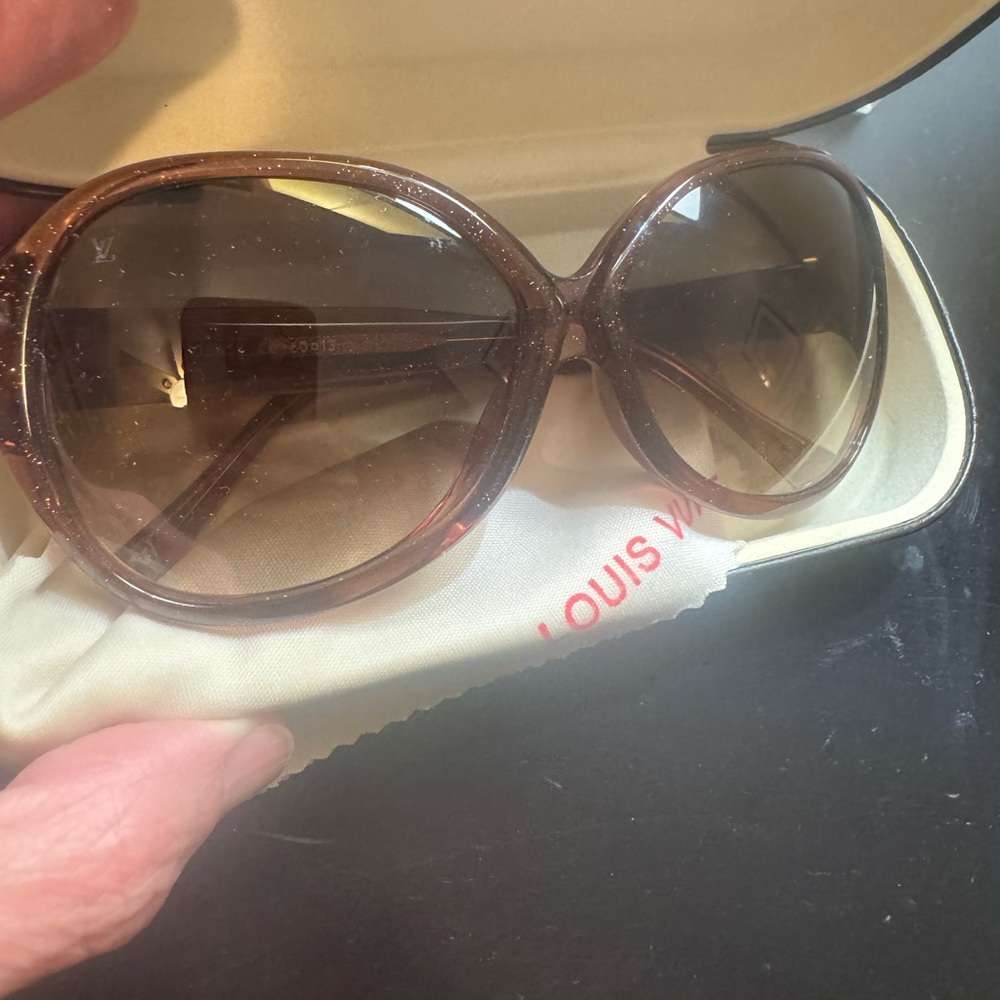Louis Vuitton Elegant Brown Sunglasses - Picture 5 of 12